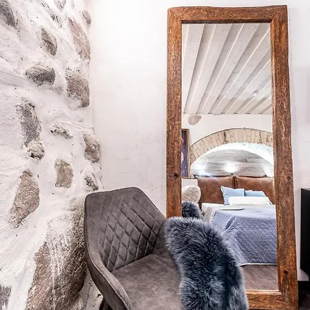 Апартаменты Unesco Hidden Arches - Restored 3 Bedroom In The Historic Pilies St.