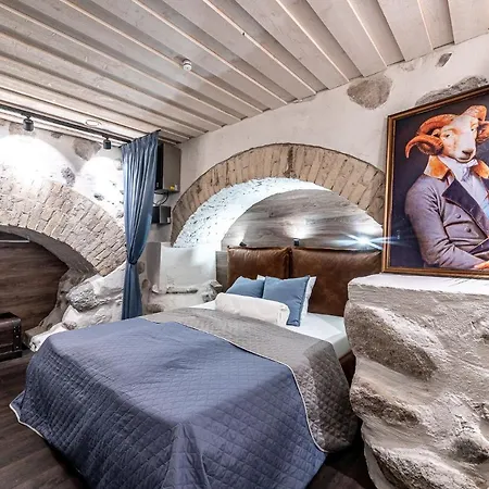 Апартаменты Unesco Hidden Arches - Restored 3 Bedroom In The Historic Pilies St. Вильнюс