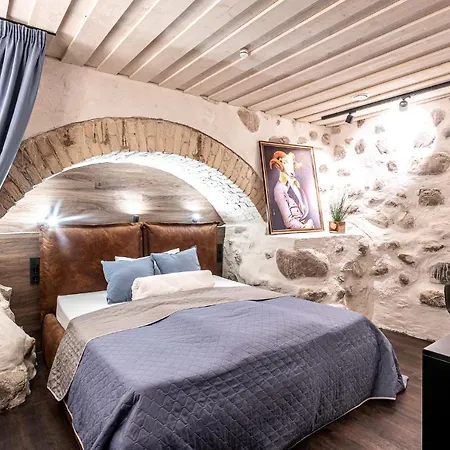 Unesco Hidden Arches - Restored 3 Bedroom In The Historic Pilies St. Vilnius